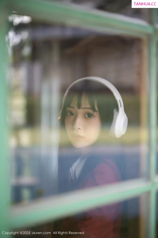   [XiuRen]高清写真图 2025.04.29 No.10215 茂木希子 性感红裙第20张图片